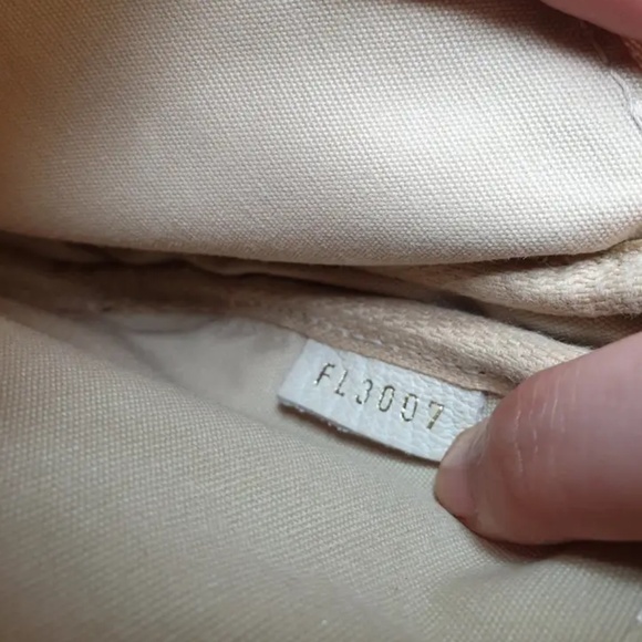 LOUIS VUITTON MINI POCHETTE - Picture 3 of 7